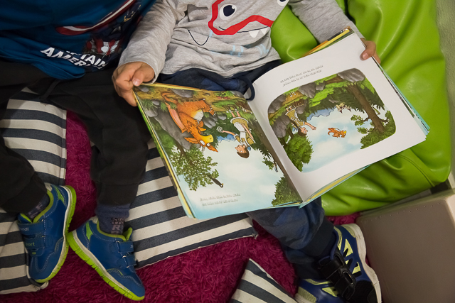 ילדים קוראים בספר