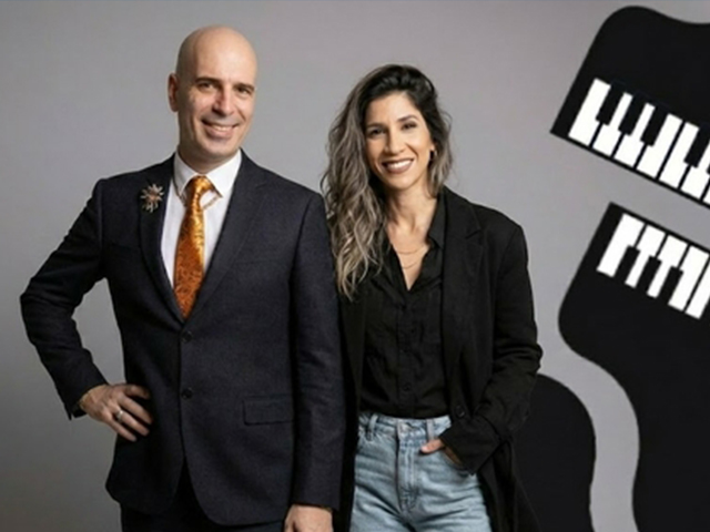 מאיה אברהם, זמרת, יוצרת ובעיקר כובשת לבבות הקהל, חוברת למאסטרו גיל שוחט למופע רומנטי שכולו געגוע, אהבה, סליחה, חיוך ופרידה.
