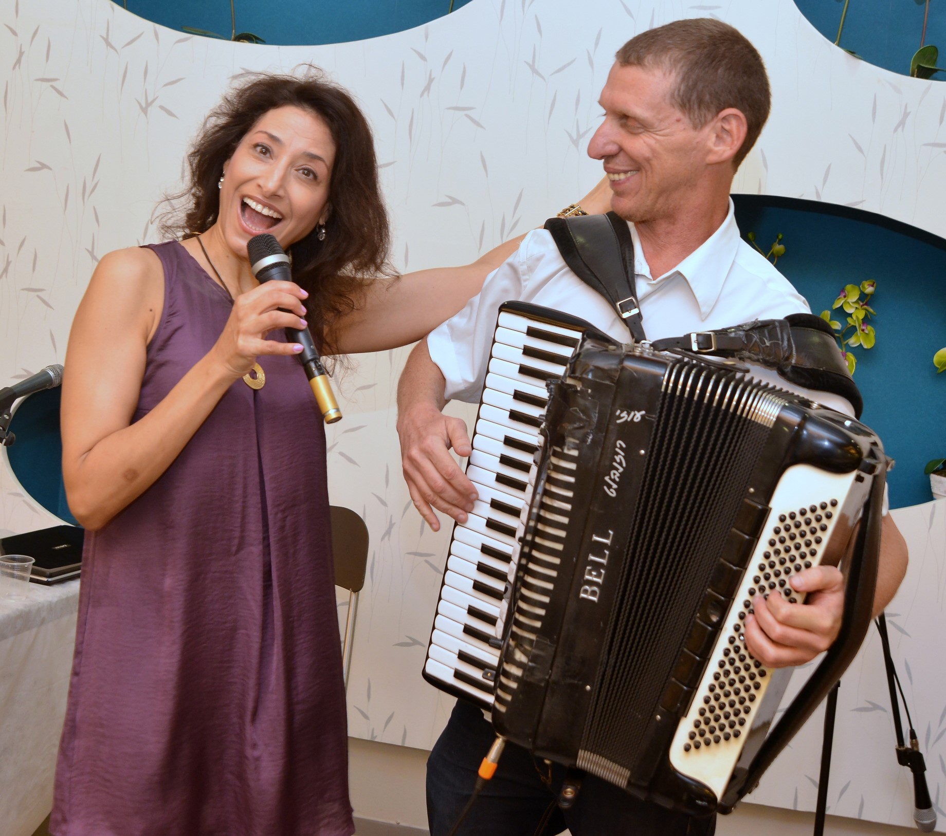 שיר וניגון עם וירטואוז האקורדיון עוזי רוזנבלט והזמרת רויטל קראוז ואורחים נוספים לאורך השנה