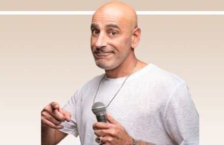 יש סטנדאפיסטים שמצחיקים את הקהל שעה וחצי... ויש את קובי מימון, ששבר את שיא גינס העולמי למופע הסטנד־אפ הארוך ביותר – 42 שעות ו־20 דקות!