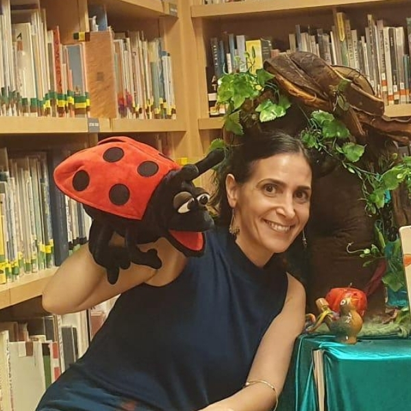 נפגשים בחמש לשעה של סיפור והיכרות עם השפה האנגלית עם לימור וקסלבלט.