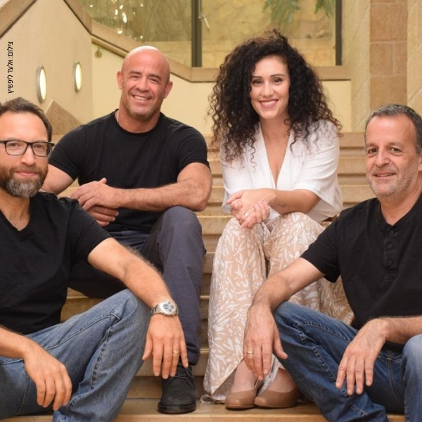 רגעים בלתי נשכחים, נופים, תקוות ותקומה של עם שזורים בשיריו היפים של הפזמונאי יורם טהר לב.