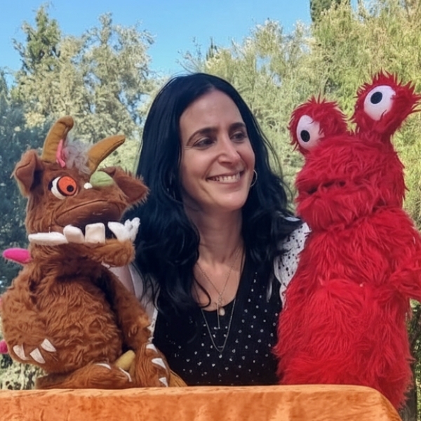 נפגשים בחמש לשעה של סיפור והיכרות עם השפה האנגלית עם השחקנית לימור וקסלבלט