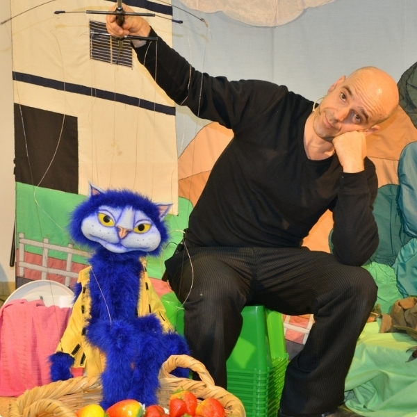 עיבוד לפי ספריו של אריק ליטוין. שאול החתול לא בוכה אפילו כשנעליו החדשות מתלכלכות שוב ושוב. הוא ממשיך בדרכו ושר את שירו כי החיים יפים!