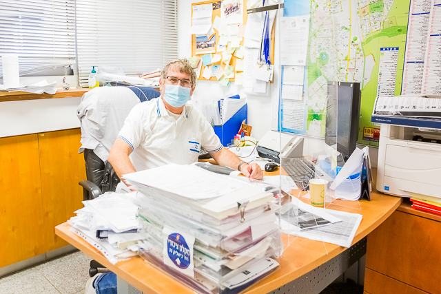 עובד אגף רישוי עסקים, מכרזים ושילוט בעיריית נתניה