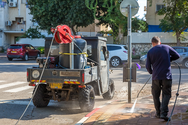 צוות שטיפה של אגף חזות העיר בזמן עבודה
