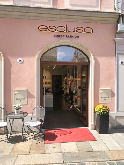 שילוט תקני- אותיות בודדות על קיר מטויח